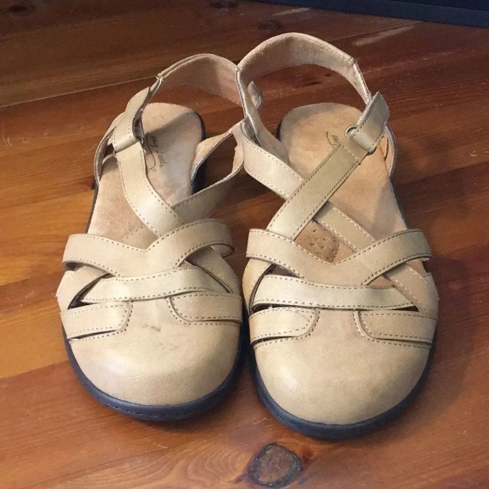 Easy Street Comfort Shoes - Women's Size 6 - Preowned, Excellent Condition